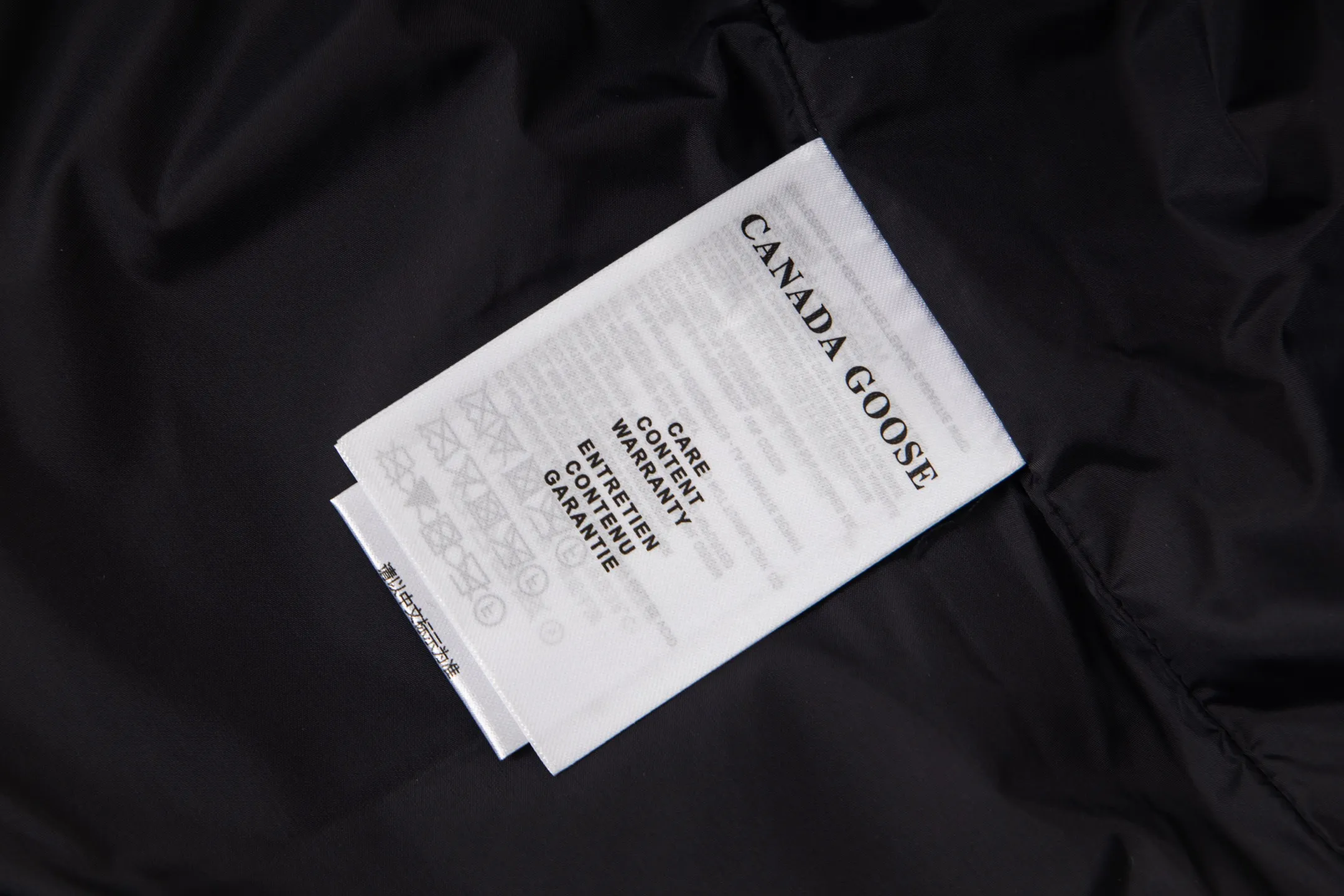 P360 Canada Goose/Canada Goose #Freestyle Crew 4154M Men’s and Women’s Vest Down# ➖ Imported Behringer embroidery machine with customized 10,000-needle embroidery logo! ➖ Imported 21-count polyester-cotton blended original fabric, using Feather-Light 10D waterproof coating fabric, made of 84.5% polyester fiber and 15.5% cotton, 100% the best feel in the entire network! ➖ The genuine official website uses the national standard 80 white duck down, and will never be misled by false claims such as 90 down or goose down! ➖ 100% nylon nylon lining with double double-layer sealing design to prevent velvet from running away. Top-grade polar fleece is used in the collar and pockets to keep warm and comfortable! ➖ Yoshida YKK provides original custom-made electroplated sliders. YKK two-way lockable zippers are tight and smooth and will not peel off paint! ➖ 3M composite original Velcro is durable, and all accessories and hardware are disassembled and customized! ⛔No slander, no exaggeration, no need for too much copywriting, because it is focused, it is professional!  SIZE: XS S M L XL XXL